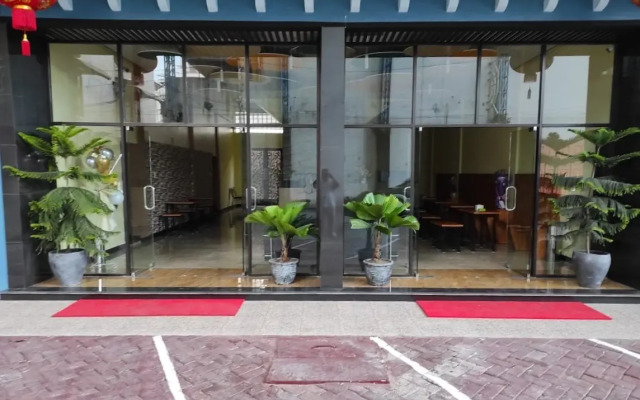 RedDoorz Plus near Ramayana Pematangsiantar