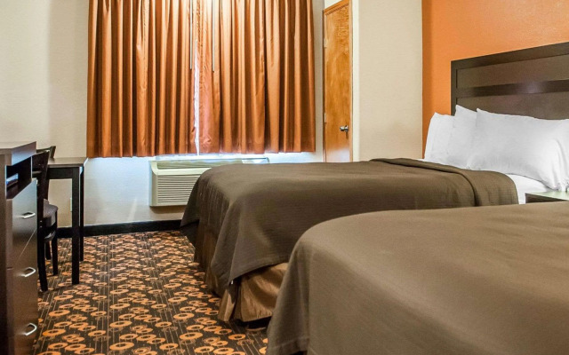 Econo Lodge Inn & Suites