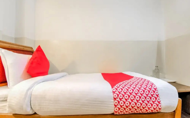 OYO Flagship 42717 Hotel Fort