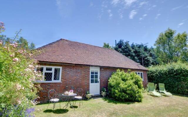 Romantic 1-bedroom Holiday Home in Goudhurst With Garden