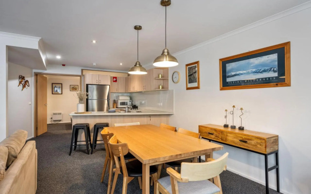 Lhotsky 1 Bedroom apartment with secluded outlook and onsite parking