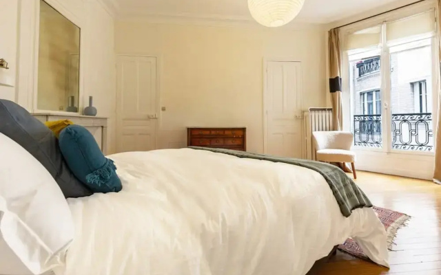 Chic Grenelle 3 Bedroom Apartment in Paris