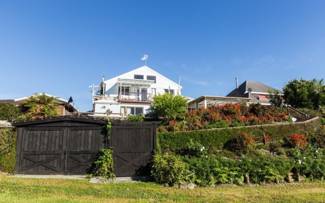 Harbour and Coastal 3 Bedroom Home With Path Views