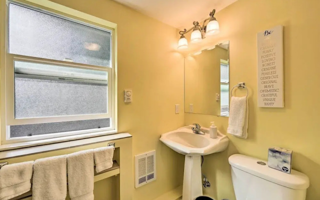 Family-friendly Kirkland Home ~ 1 Mi to Downtown