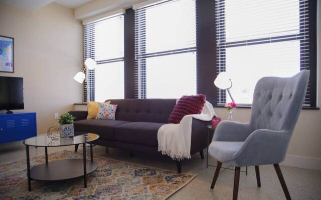 Classic Downtown 1BR Apt with Views
