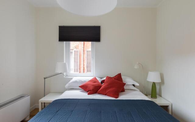 Quiet apartment with balcony at the Trevi Fountain