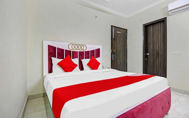 OYO Flagship IAE522 Hotel Cozzy Homes Stay