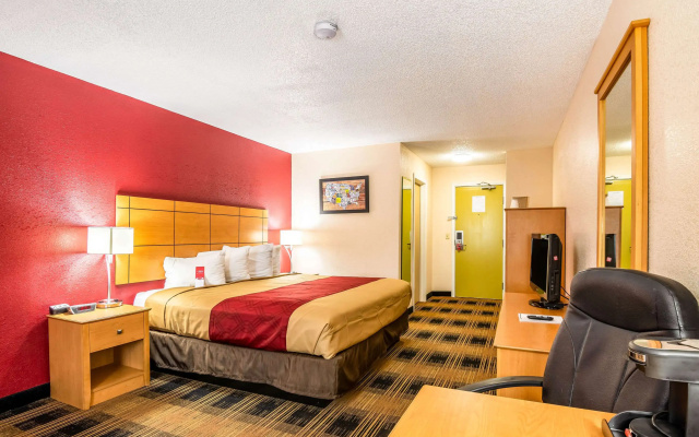 Econo Lodge Topeka at Wanamaker