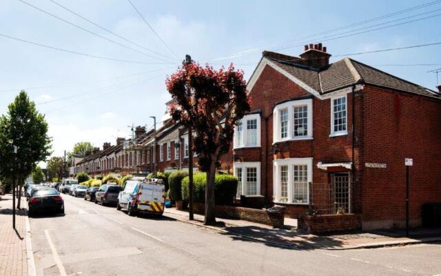 Modern Family Home in London Close to Amenities and Train