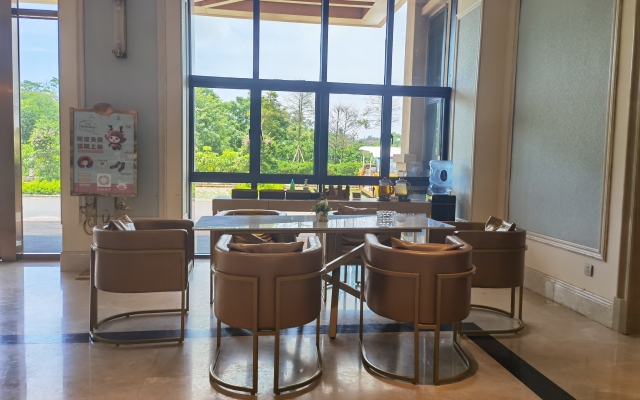 Vienna Hotel (Beihai Weizhou Island Lanqiao seaview shop)