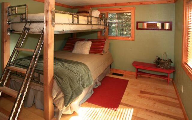 Creekside Cabin by Stewart Mountain Lodging