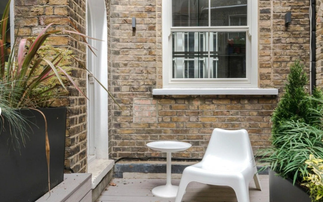 The Bengal Tiger: 2 bd apt rich with character