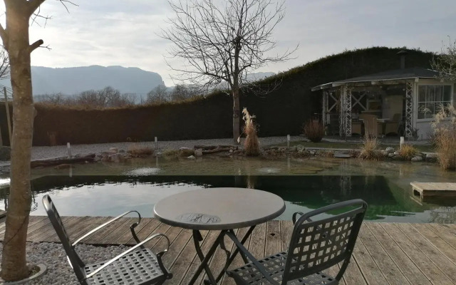 Garden Paradise Bled Apartments - garden, pond and castle view