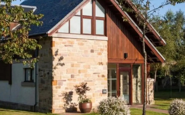 Lochside Lodge Retreat - Stunning Lakeside Escape