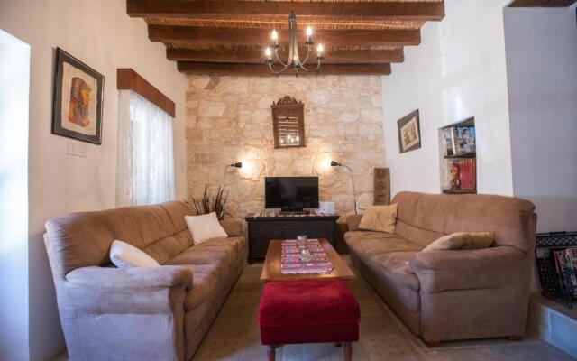 Droushia Corner House