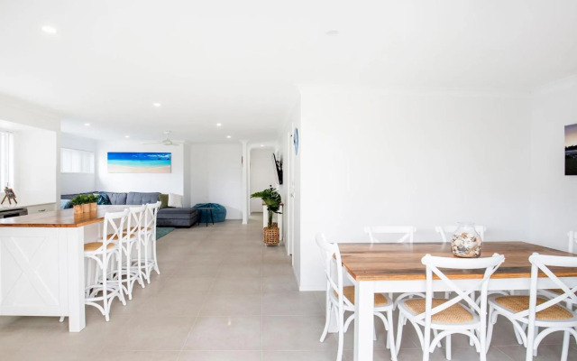 Sandy Feet Retreat - Pet Friendly - 1 Min Walk to Beach