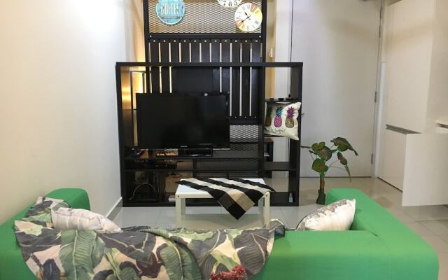 Suria Jelutong Cozy Studio by BeeStay
