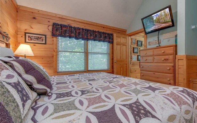 Americana 2 Bedroom Home with Hot Tub