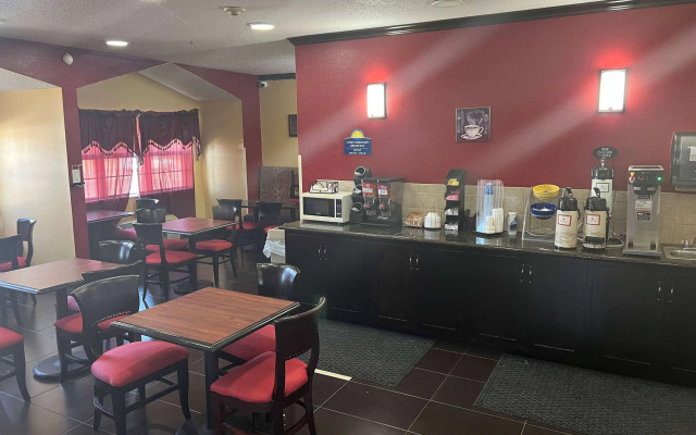 Days Inn & Suites by Wyndham Hutchinson