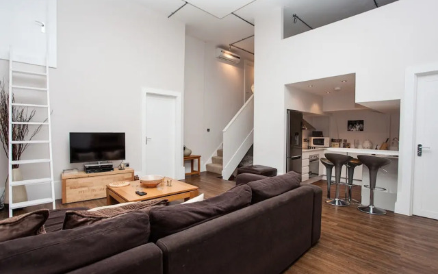 Contemporary 3 Bedroom Apartment In Battersea