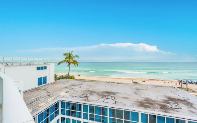 Private Residence at Castle Beach by LRMB