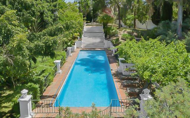 Pool Villa Cinema