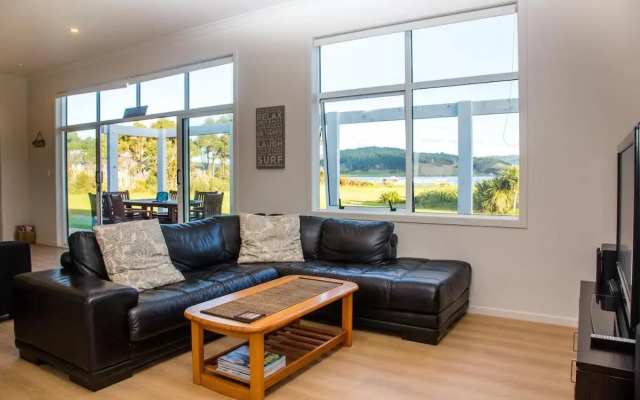 Waterfront Wonder - Matarangi Holiday Home