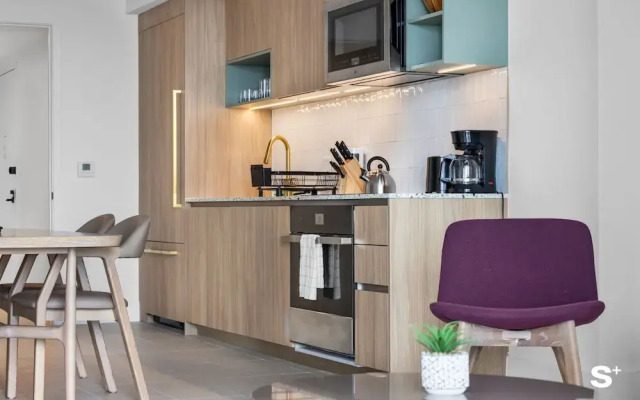 Luxury Downtown 2 BR with Skyline View