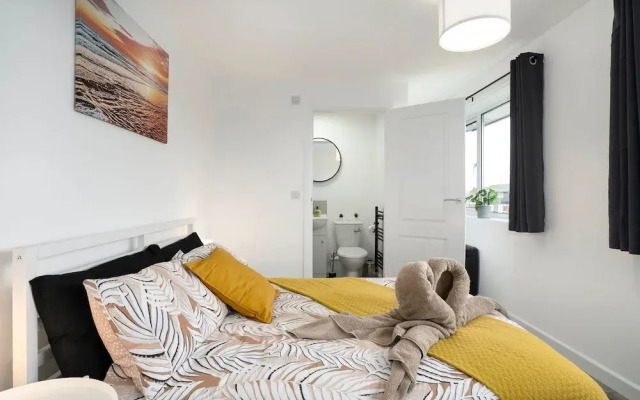 Modern 4 Bed House-free Parking