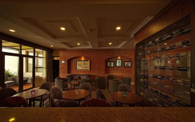 Quindeloma Art Hotel And Gallery