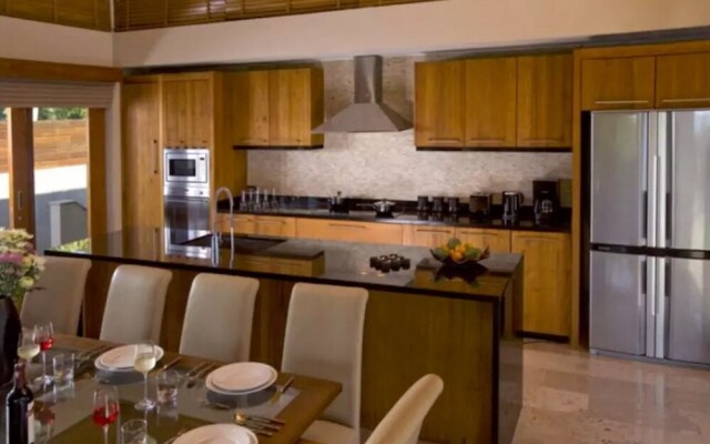 5 Bedroom Beachfront Villa - Chef Maid Nanny