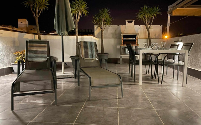 Stunning 2 bedroom apartment with Pool View