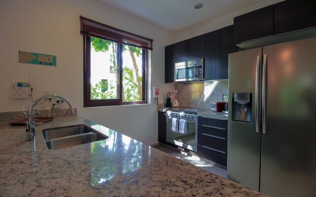 Pool View Condo in Resort by Olahola