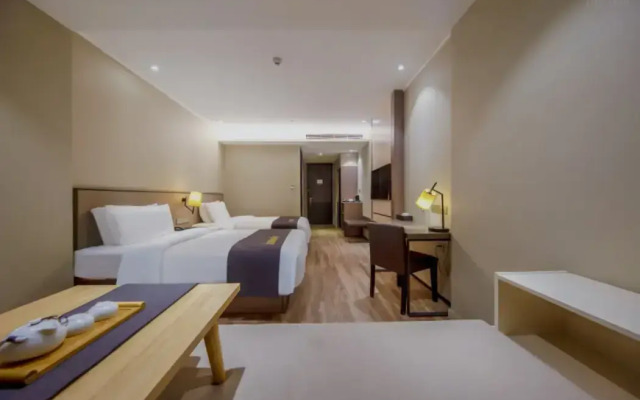 Homeinn Plus Hotel (Danyang Glasses Industrial Park Railway Station)