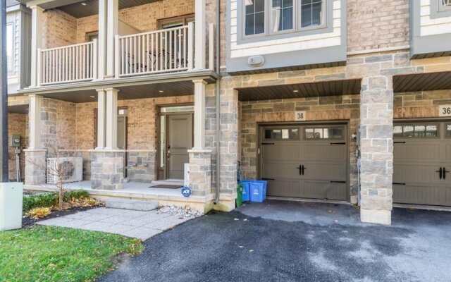 3BR 2 5BA Townhome 1 min to the Beach BBQ Parking