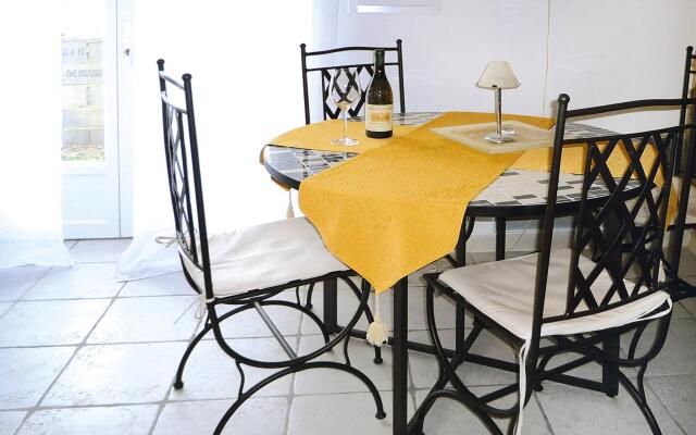 Apartment in Caderousse With Pool