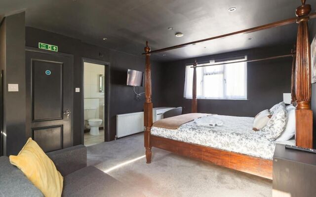 c Bright and Spacious House