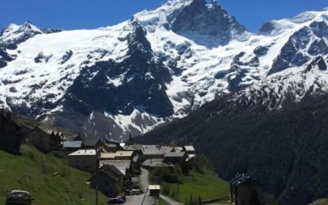 The chalet de la Meije - Facing the Plateau d'Emparis