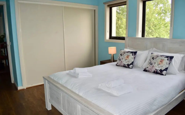 3 Bedroom Getaway in Trendy Thornbury