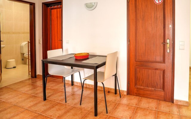 Beautiful Apartment With a Bedroom in Meia Praia and a Communal Swimming Pool