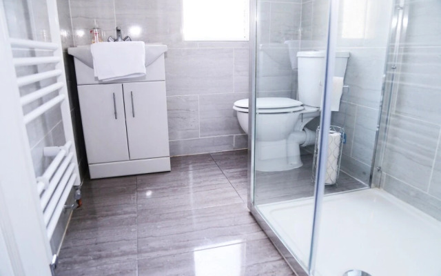 Thornes Road House by Serviced Rooms Ltd