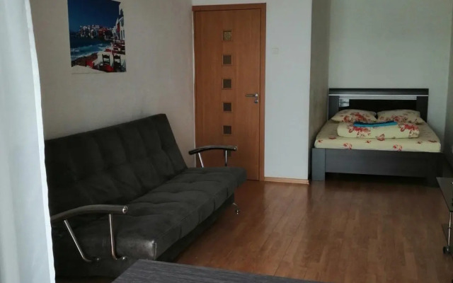 Семпл на улице Старовского