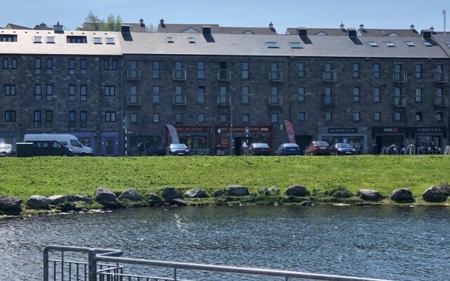 Stunning 2-bed Apartment at Westport Quay