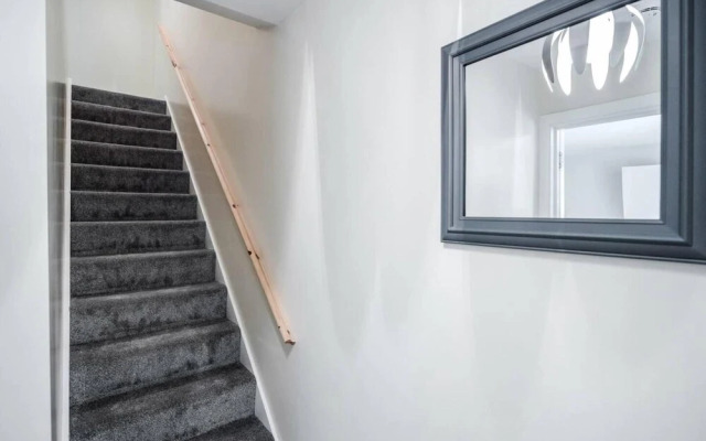 Cosy 2BR Maisonette Near Hospital & Stations