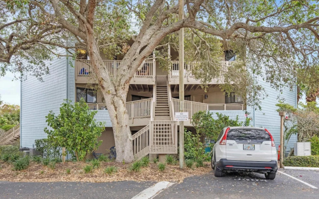 Treetop Beach Condo Sleeps 7!
