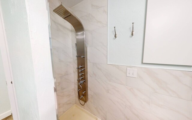 Modern Grove Beautiful 3 Bedroom Home