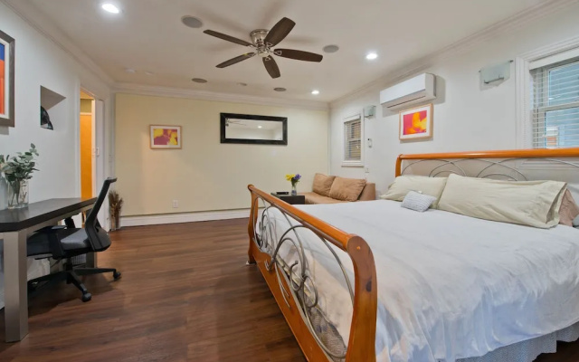 Venice Studio With Outdoor Cabana Studio Bedroom Apts by RedAwning