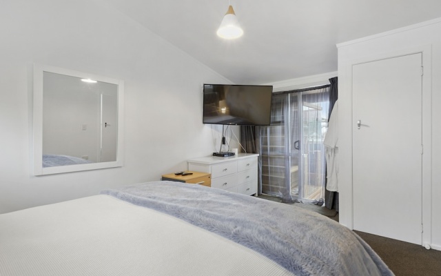 Lakeview Escape with spa - sauna - patio – Guest Rooms – Taupo