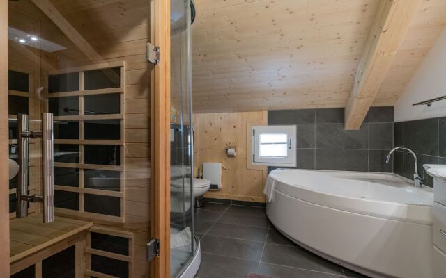 Superior Chalet With Whirlpool