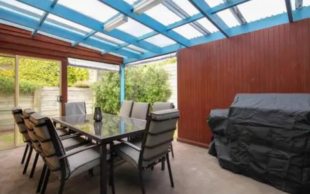 Reardon Place - moments from the family friendly Pea Soup Cove